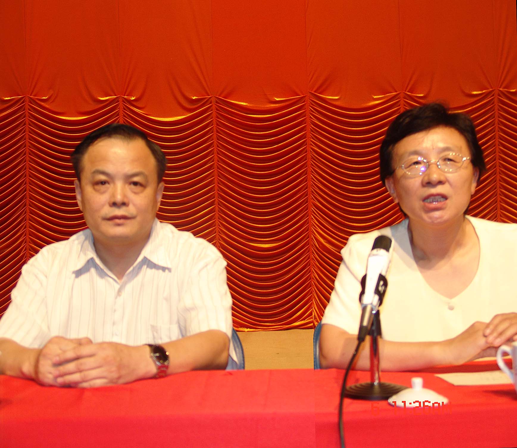 冯江与王晓晔老师在反垄断研讨会合影 